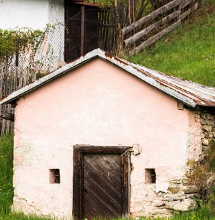 Холодный погреб, встроенный в холм рядом с домом 
