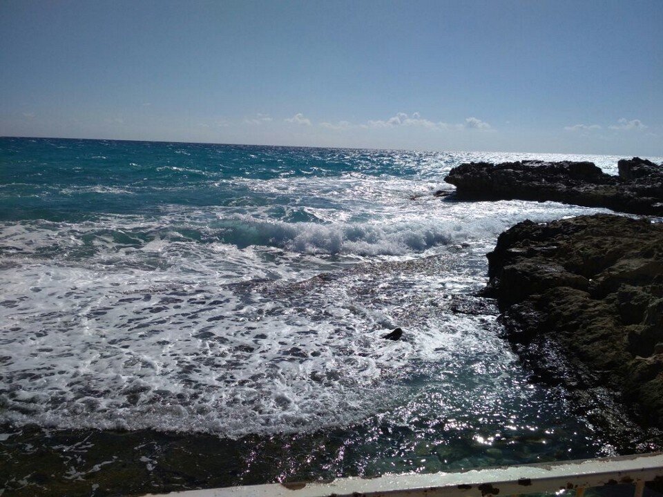 И словно пену, молву людскую, наносит на берег ветер. 