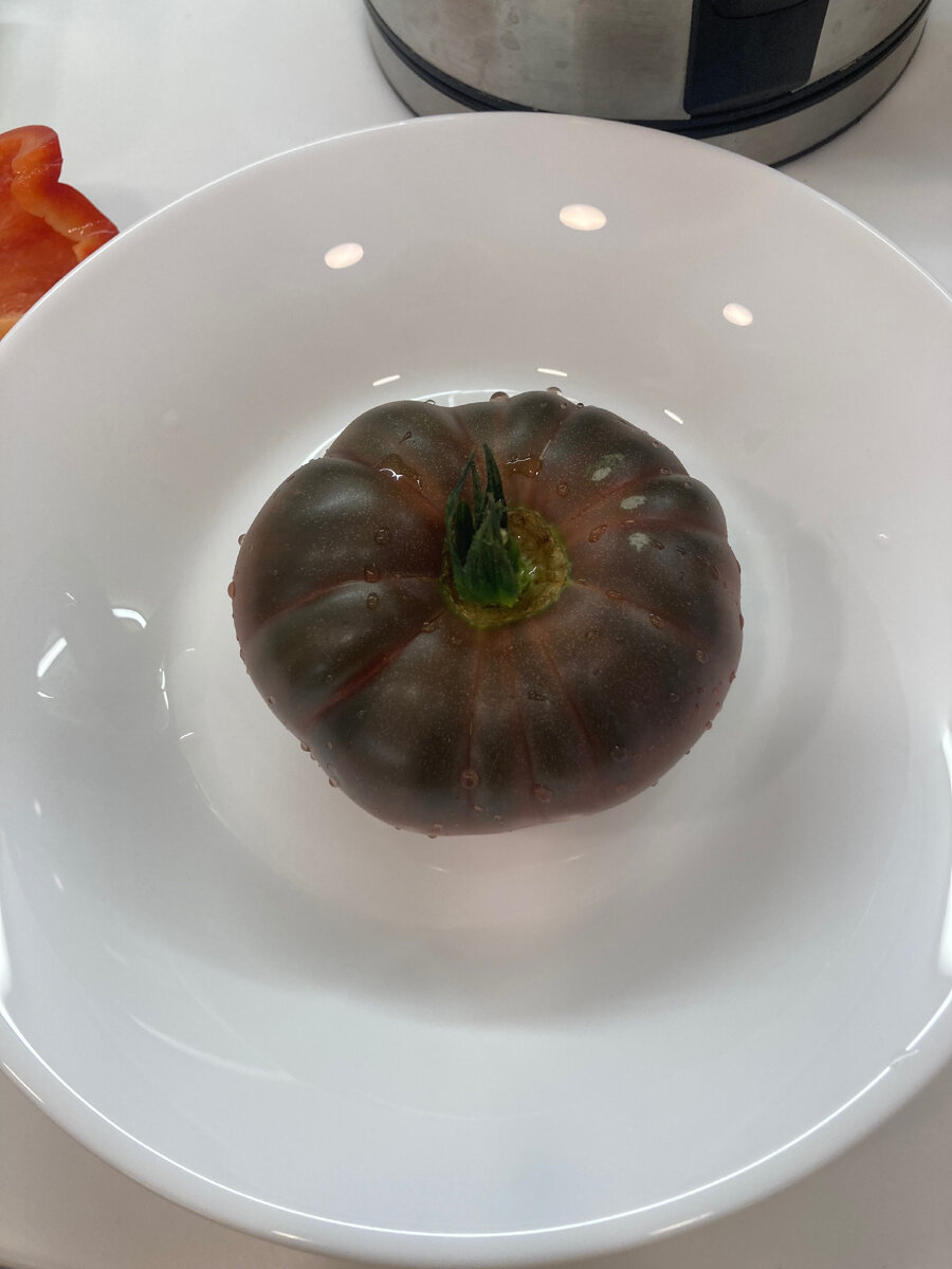 Помидор в суповой тарелке