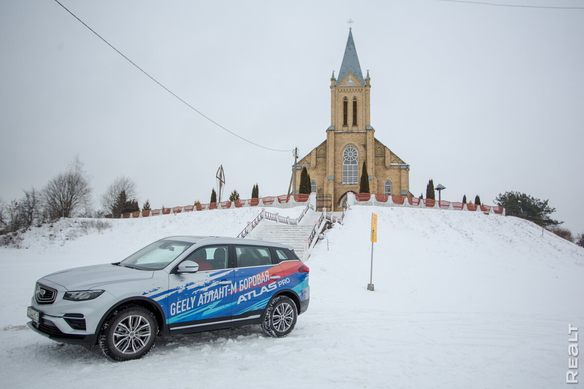 Надежный кроссовер Geely Atlas Pro подходит для путешествий по Беларуси даже в самые ненастные дни: он легко справляется с поселковыми дорогами и снежным покровом. Выгодно купить автомобиль можно в кредит от «Беларусбанка».