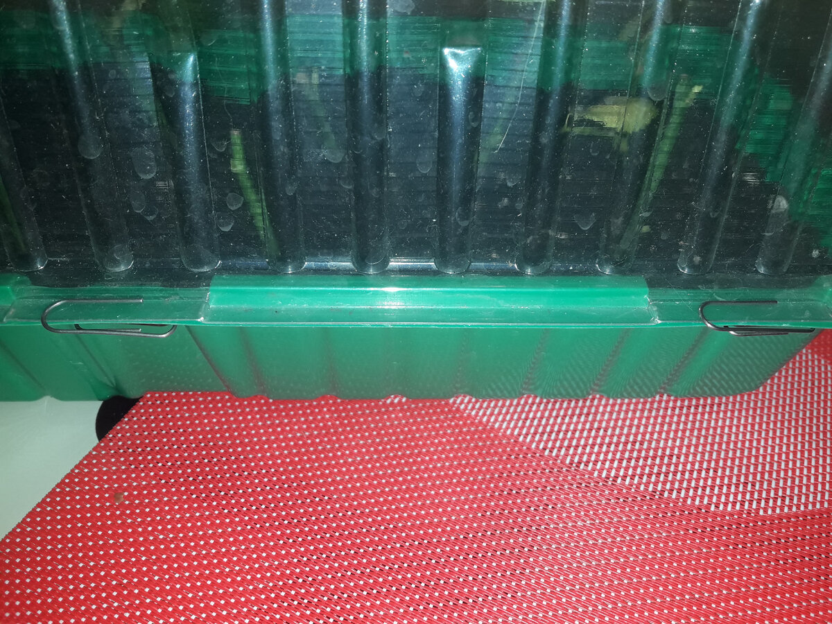 закрыла все отверстия скребками, можно и канцелярскими зажимами