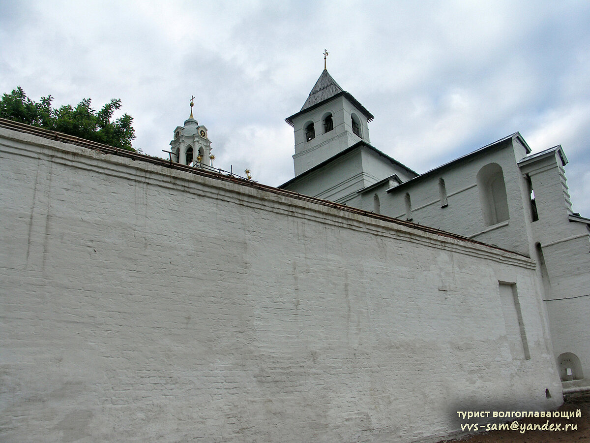 Вид на башню над Святыми воротами с внешней стороны монастыря. Фото 08.06.2009.