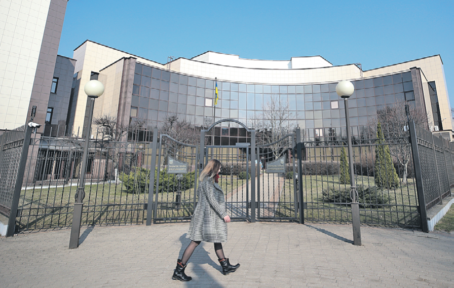 В дипломатическом представительстве  орудовали кадровые сотрудники СВРУ. Фото: Наталия Федосенко/ТАСС