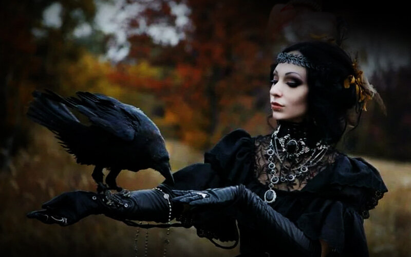Стать темной ведьмой. Черная ведьма. Как выглядит настоящая ведьма. Женщина в черном колдунья. Красивая ведьма черно-белое фото.