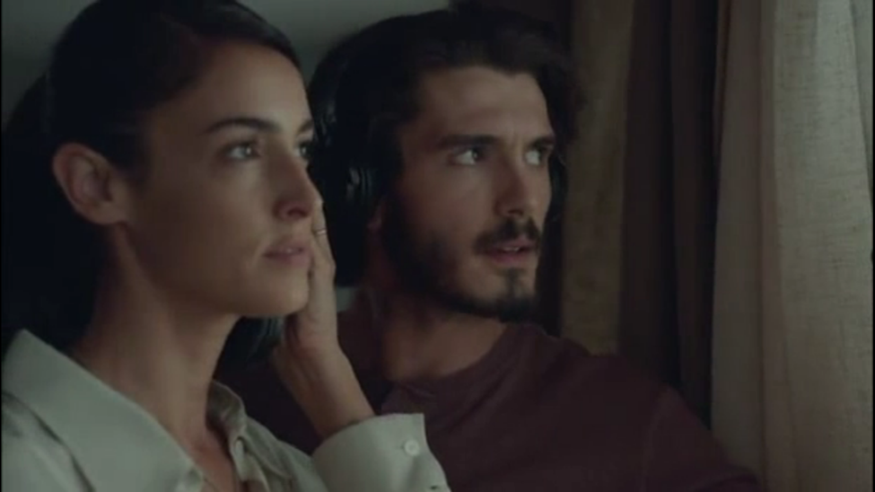 Кадр из первого сезона сериала: Лаура и Виктор