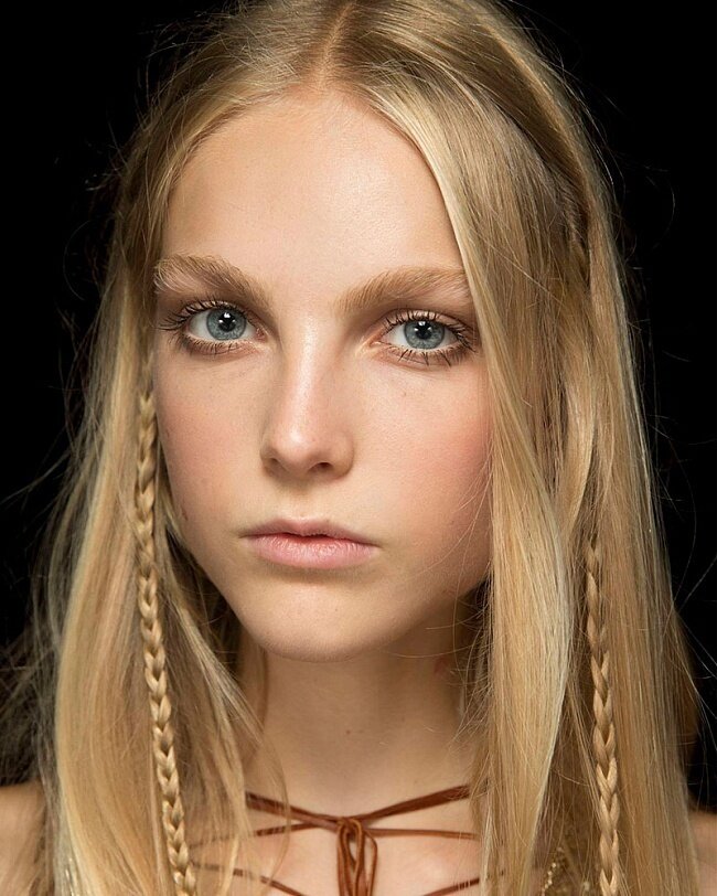 Распущенные волосы + две косички