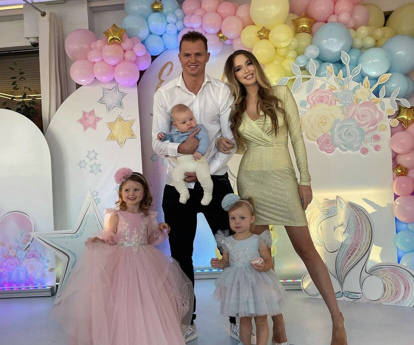 Дмитрий Тарасов и Анастасия Костенко с детьми