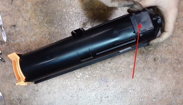 Стрелкой указано закрытое выходное отверстие