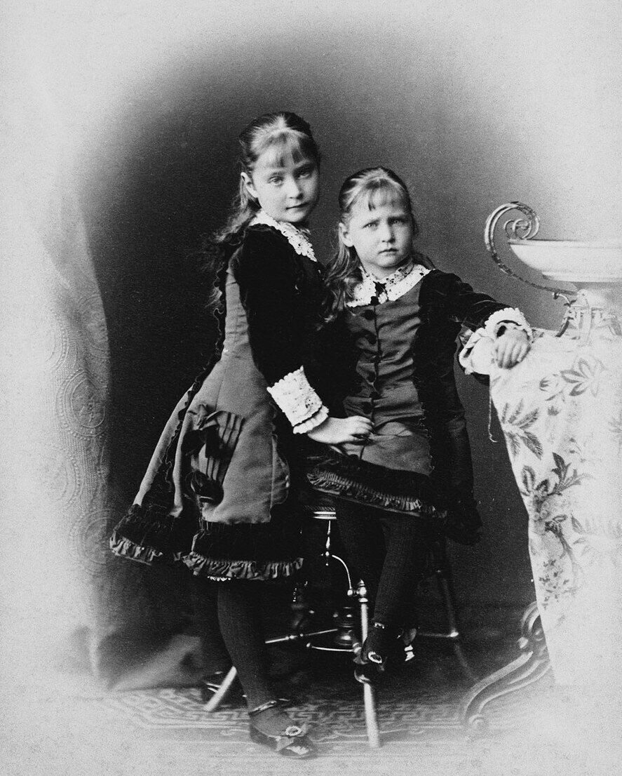 Принцессы: Алиса, будущая императрица Александра Фёдоровна и Мария Гессенские. 1878 год.
