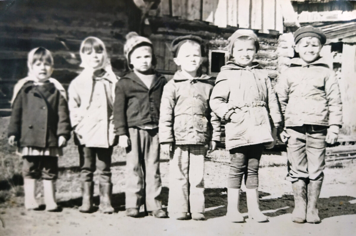 Детвора Крутого Лога на Лесной улице 1978 год