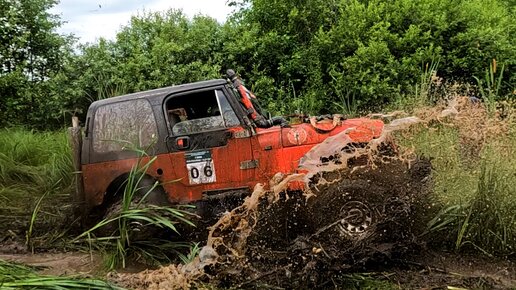 УАЗ и НИВА легко проехали препятствие в виде лужи, а JEEP Wrangler и SUZUKI Jimny мучаются