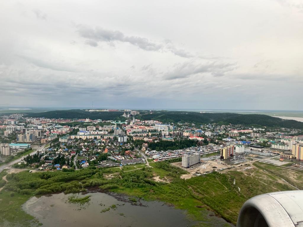 Самаровский чугас сильно выделяется на фоне местности.