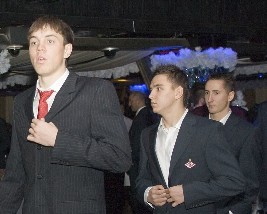     Быстров и кошелек.Одна из самых загадочных и легендарных историй карпинского "Спартака". Как утверждают некоторые источники, Владимир заподозрил Артема в краже денег из своего кошелька. Якобы у нападающего была обнаружена та же сумма наличных, которой лишился вингер. Сам Дзюба всячески отвергал эти обвинения, но Карпин-таки отправил его в аренду в "Томь".