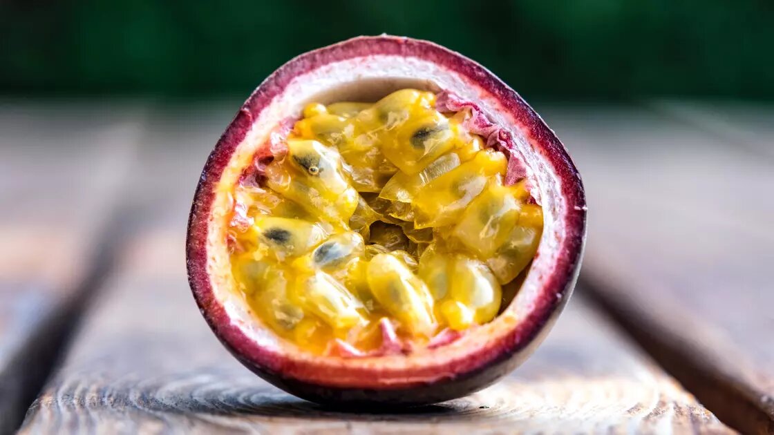 Как едят маракуйю. Маракуйя красная. Маракуйя (фрукт) Китай. Фрукты названия. Фрукт похожий на маракуйю желтый