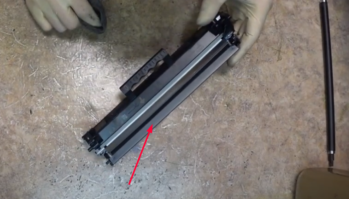 Фото 20. Слегка постукиваем картриджем о поверхность стола, если тонер перестает просыпаться внутрь