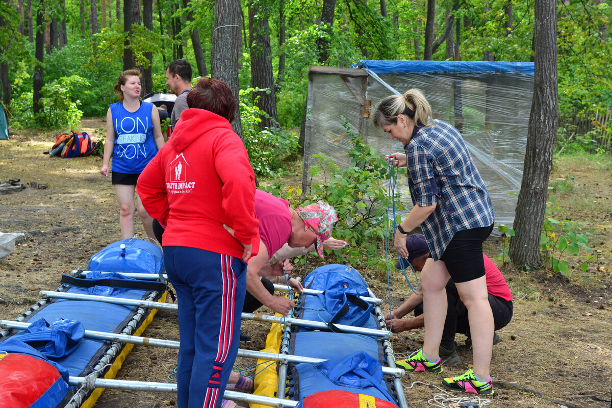 Со сборкой катамаранов в этот раз "малахитовцы" возились долго, несмотря на то, что опытных туристов среди них большинство