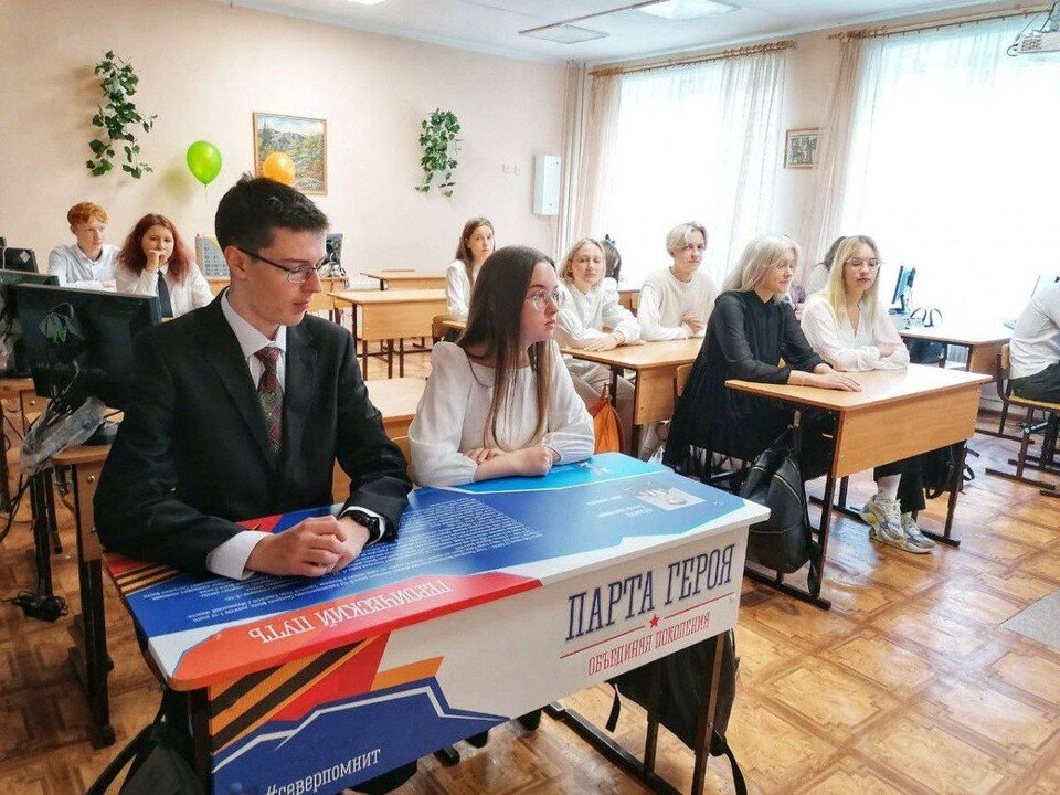     В Мурманской области открыли 18 парт с именами Героев РФ. Фото: правительство Мурманской области