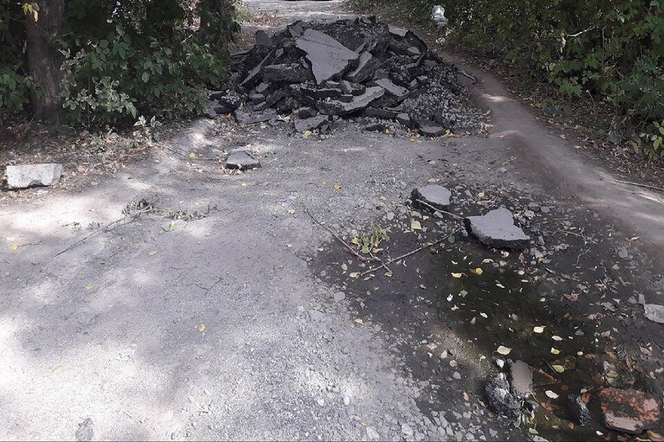     В Новосибирске проезд скорой помощи перекрыли гигантской кучей асфальта. Фото: "АСТ-54".