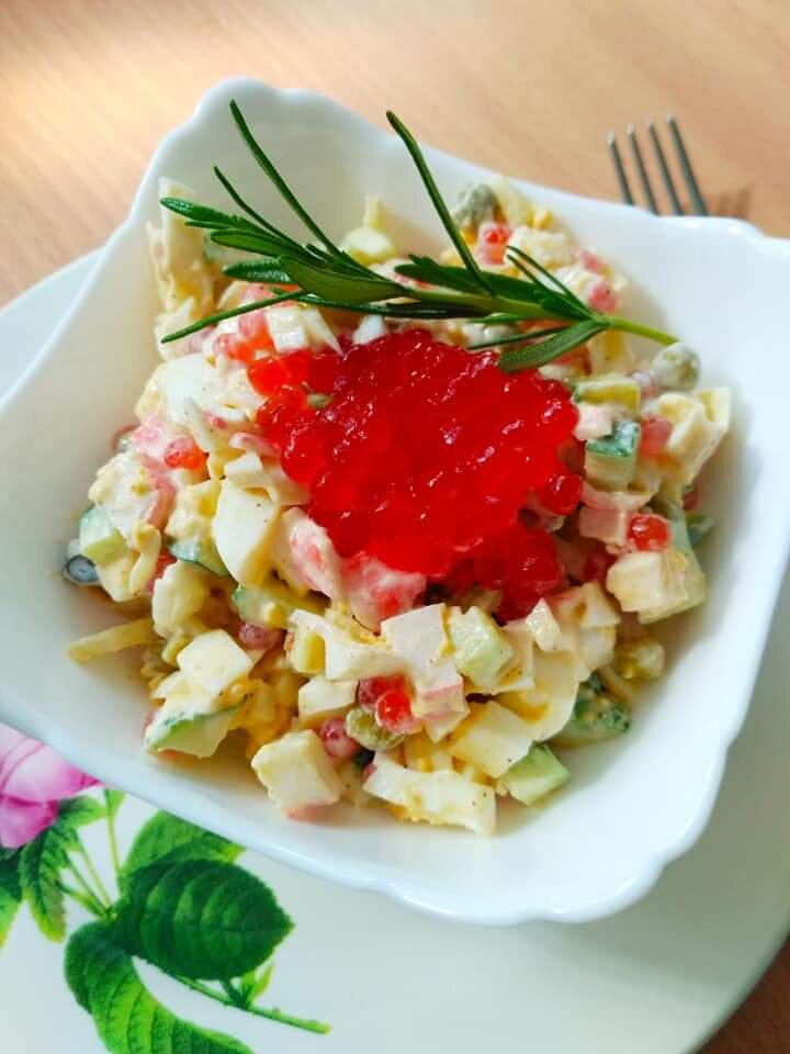 Классический крабовый салат с огурцом