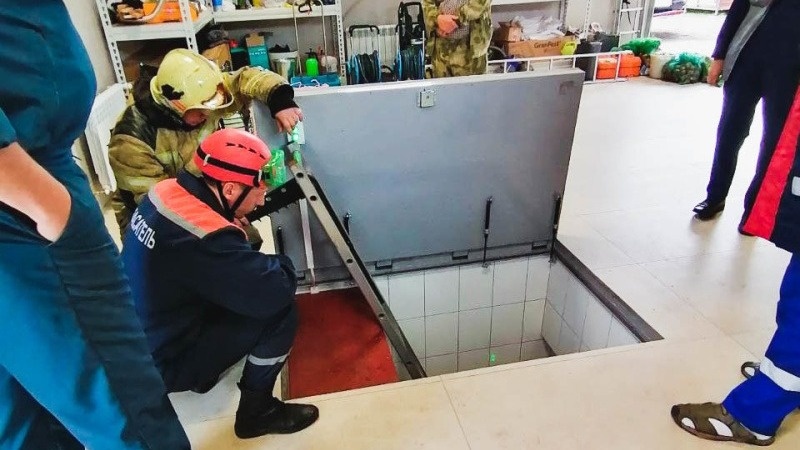     В погреб спускались на специальном подъемнике, который внезапно оборвался.