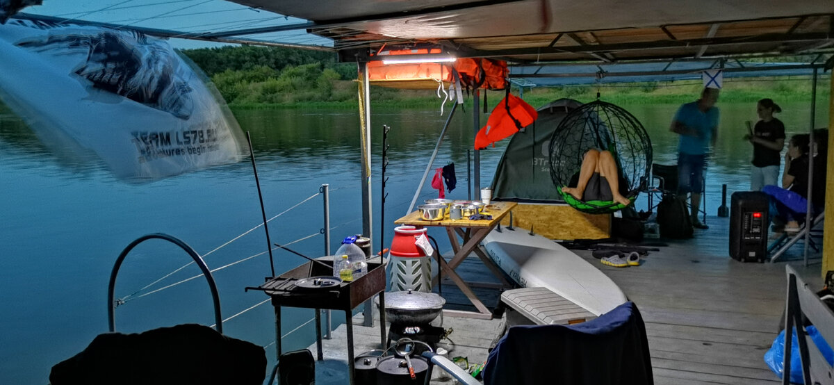 Вечер на плоту