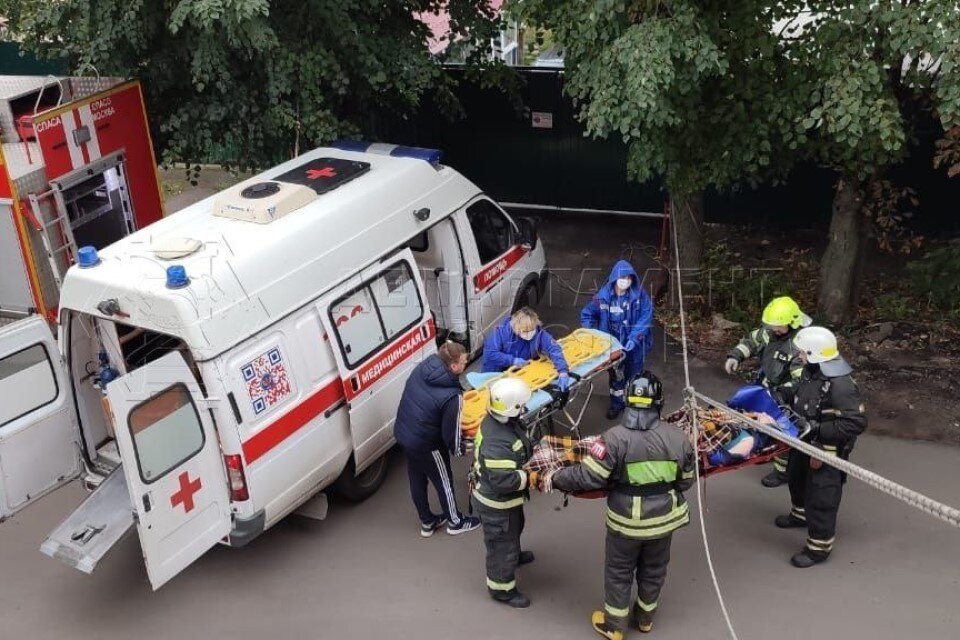     Спасатели помогли снять пострадавшую с козырька и передать ее медикам  Департамента по делам гражданской обороны, чрезвычайным ситуациям и пожарной безопасности города Москвы