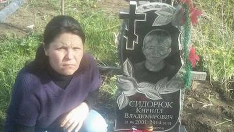 Там - много памятников погибшим на Украине... У этого памятника в Донецке есть реальный прототип...   В 2014 году ему было тринадцать. Его сестре - девять. Он закрыл сестру своим телом. Закрыл.-2