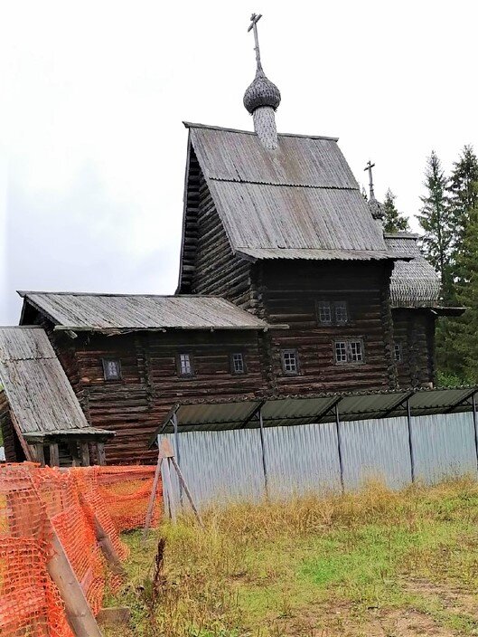 Рядом с этим храмом реконструируют часовню, потому и забор