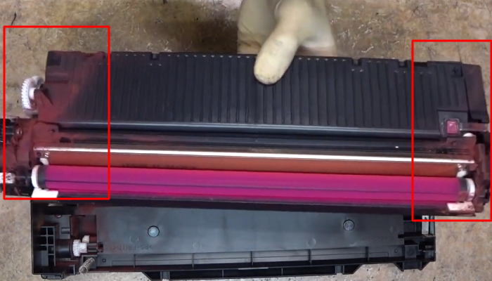 Фото 33. Немного покручивая ось вытягиваем ее из фотобарабана.