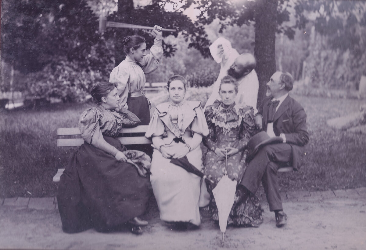 Крокет (из архива Абрикосовых). Крокет (Croquet) — английского происхождения подвижная игра, обыкновенно с четным числом участников, разбивающихся на две партии. Задача ее заключается в том, чтобы шарами, по которым ударяют молотком, пройти, туда и обратно, через установляемые на земле ворота и коснуться двух мачт или столбов, стоящих на противоположных концах места игры. Каждый играющий вправе помогать своим союзникам и мешать противникам, отбивая (крокируя) их шары. См. Campbell, «Anleitung zum Croquetspiel» (Гамбург, 1882); Heath, «The complete croquet-player» (Лондон 1874); на русском языке в отделе спорта во «Всей России» Суворина (СПб. 1895). 