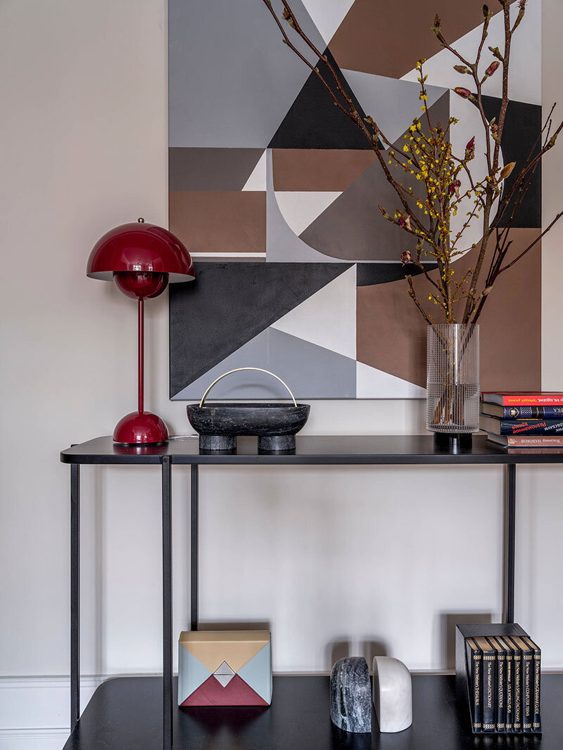 Ярко и стильно. Авангардный, эстетичный интерьер в старой хрущевке с низкими потолками