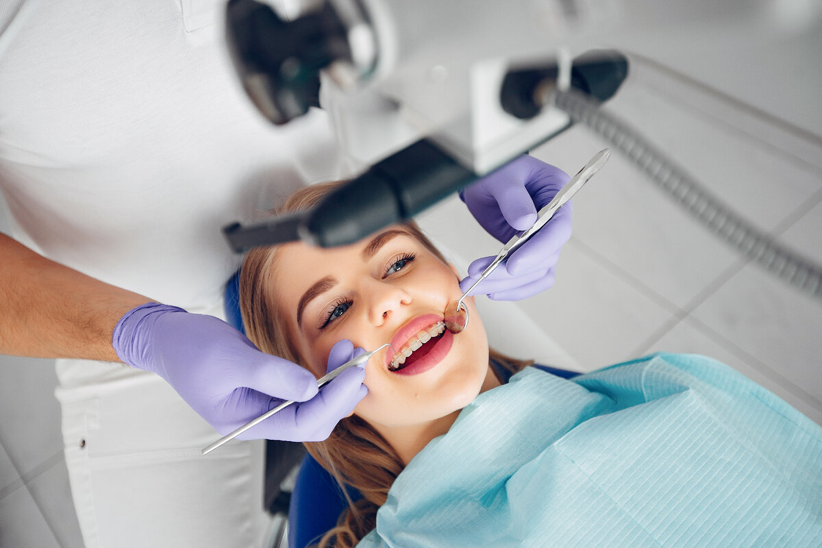 Стоматология клиники «Вега» - это целый коллектив специалистов разного профиля, занимающихся профилактикой, диагностикой, лечением и протезированием зубов.