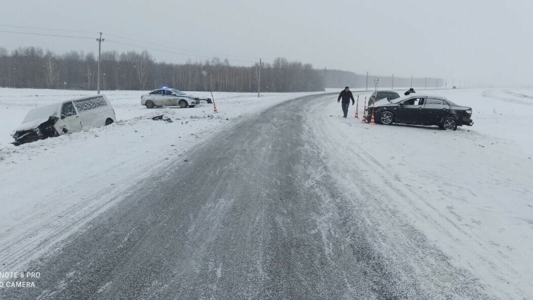     Один человек погиб и двое получили травмы в аварии на автомобильной дороге Шадринск — Ялуторовск. На 115 километре трассы здесь столкнулись Toyota и Volkswagen.
