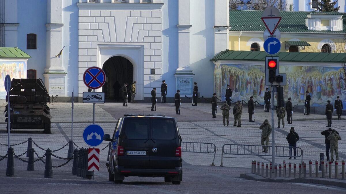    Почетный караул в Михайловского собора в Киеве© AP Photo / Efrem Lukatsky
