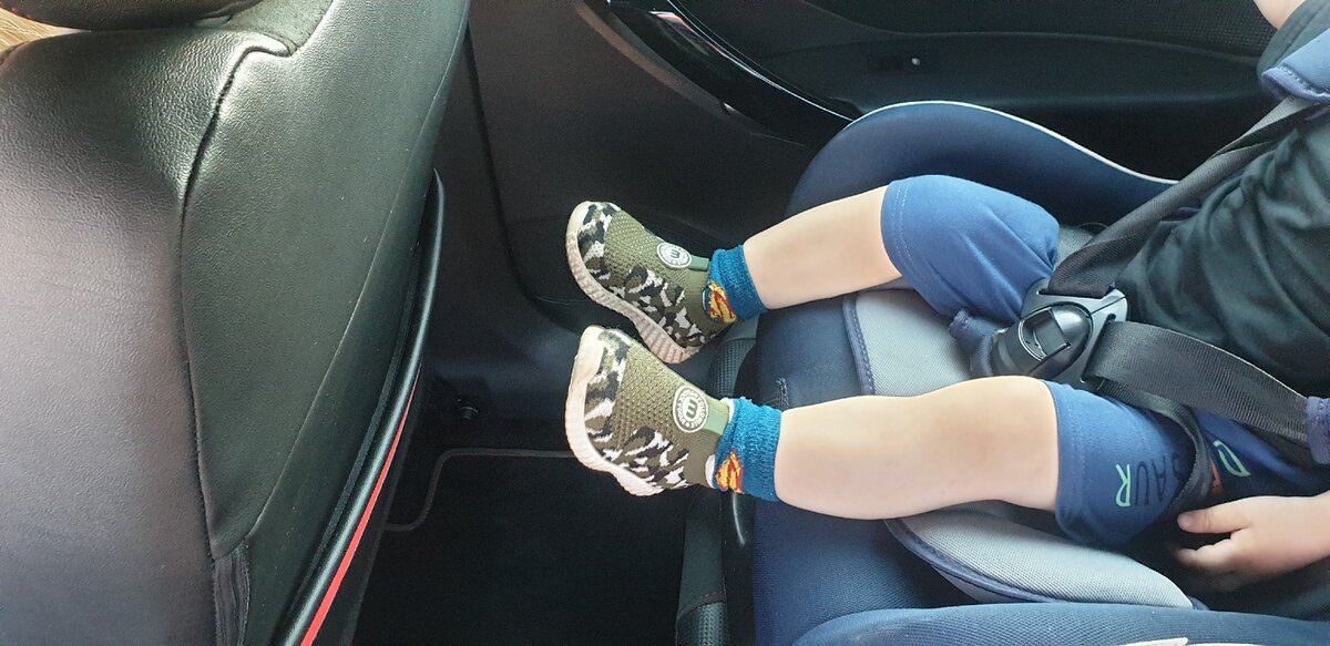 Запаса перед ногами ребёнка более чем достаточно.