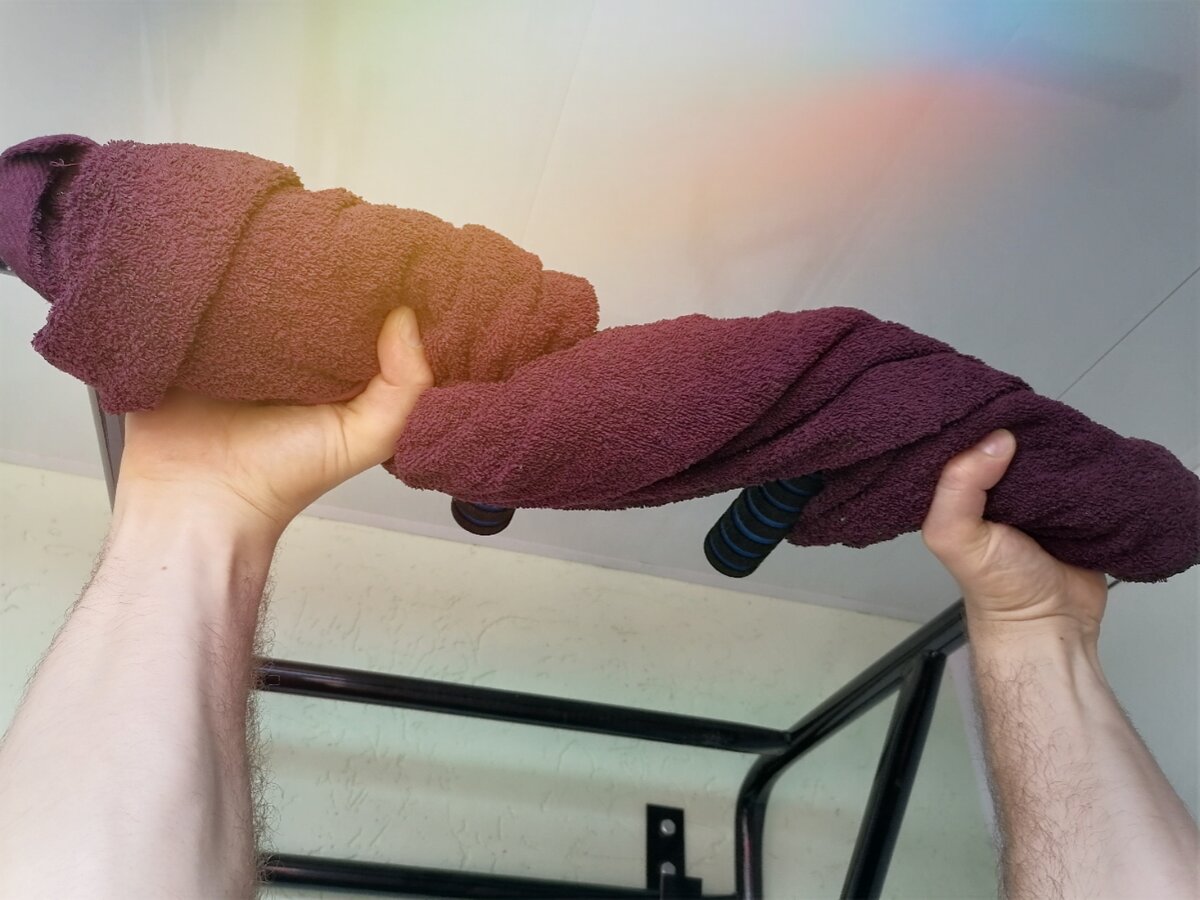 Вис на турнике, обмотанном полотенцем, на максимальное время. 