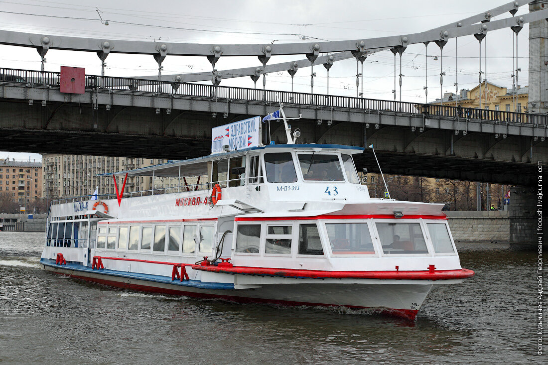 Двухпалубный теплоход москва 125. Теплоход москва на реке неве. Теплоход сура нижний новгород. Прогулочный теплоход по течению. Москва 42 теплоход пермь.