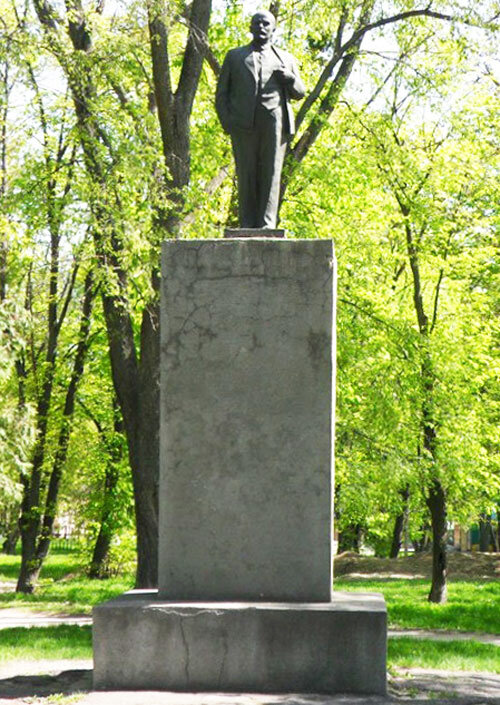 На фото памятник Ленину в ПГТ Опошня за два года до сноса