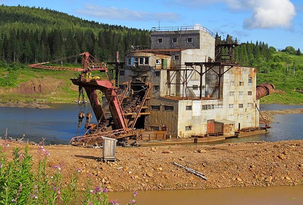 Драга это целый горно-обогатительный комплекс для извлечения из рыхлых отложений алмазов, золота, платины, касситерита и др. ценных полезных ископаемых, отличающихся повышенным удельным по сравнению с о основной массой минералов "пустых" пород весом. Удельный вес алмаза 3,4-3,6 г/см.куб.