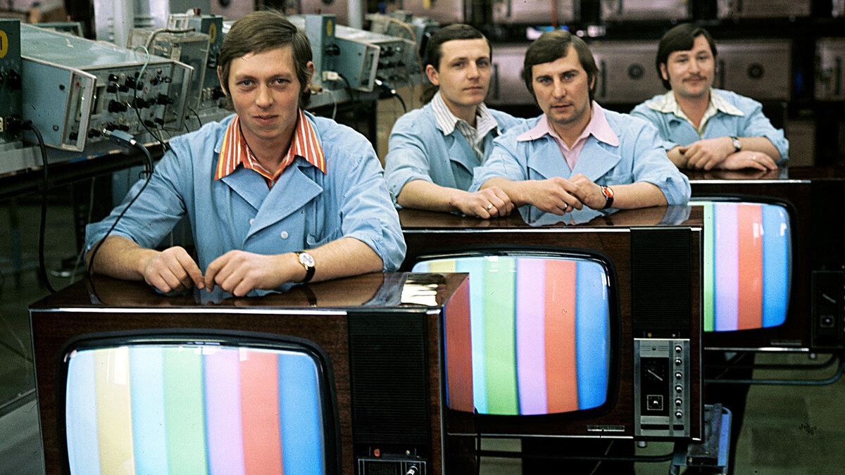 Настройщики перед ОТК. Фото с сайта Яндекс.