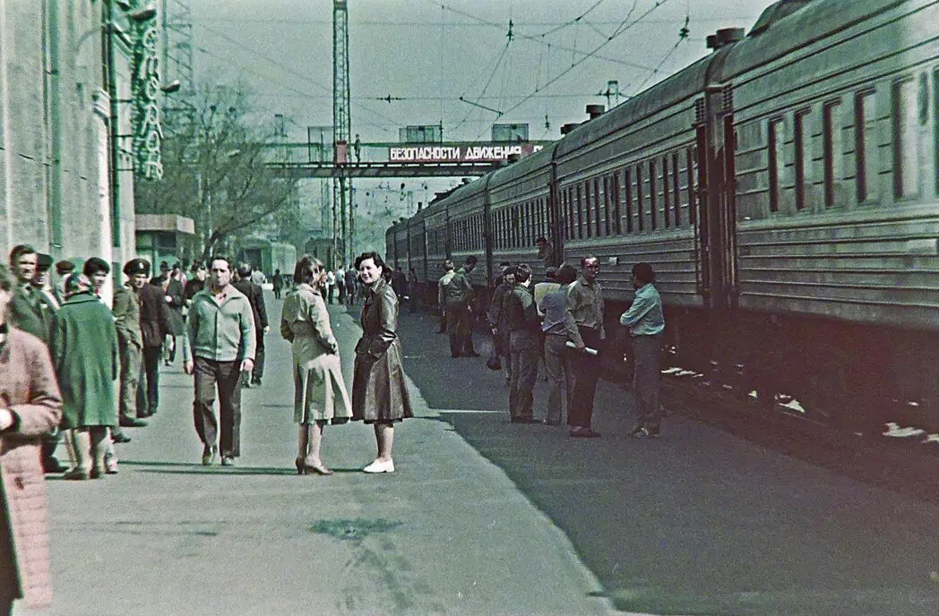 Впереди шел старый большой. СССР вокзал 1980. ЖД вокзал Омск перрон. ЖД вокзал Свердловск 90 е. Рижский вокзал 1980.