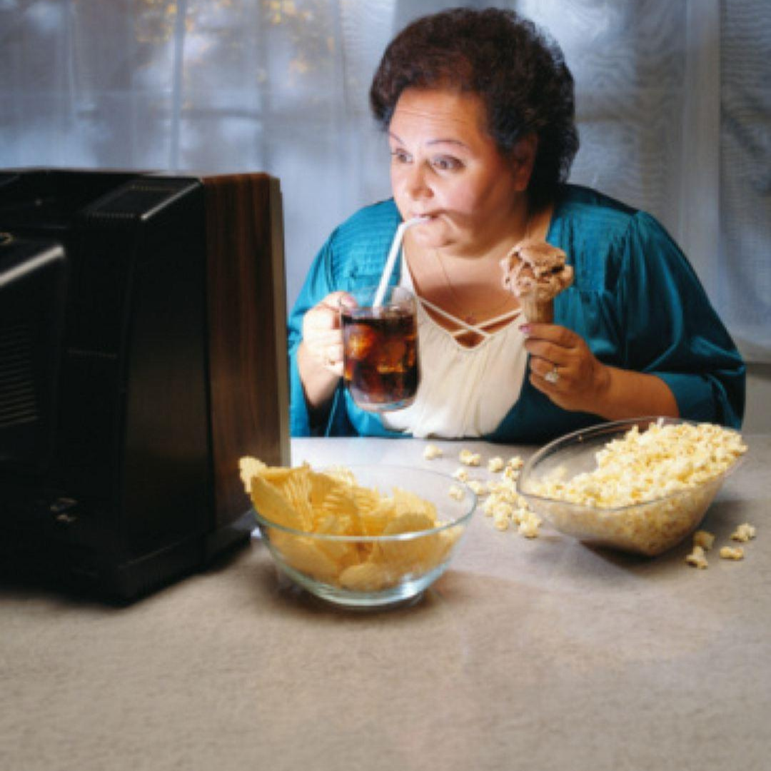 Тетушка здоровье. Женщина перед телевизором. Еда перед телевизором. Нда перед телевизором. Обед перед телевизором.