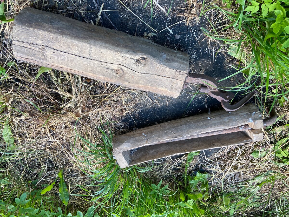 Залезла на чердак старого дома, нашла старинные вещи начала прошлого века. Некоторые не смогла распознать