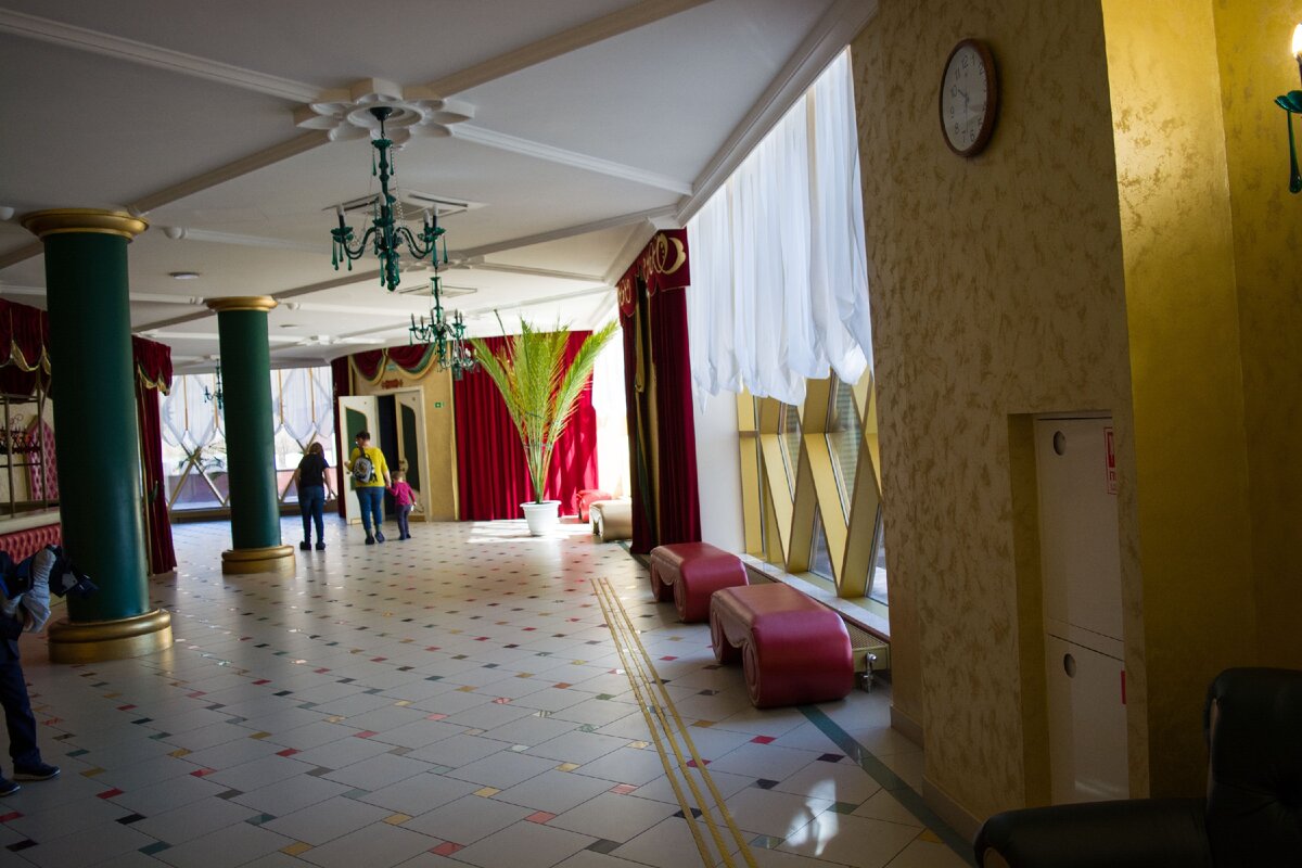 Первый этаж. Гардероб. Фото автора