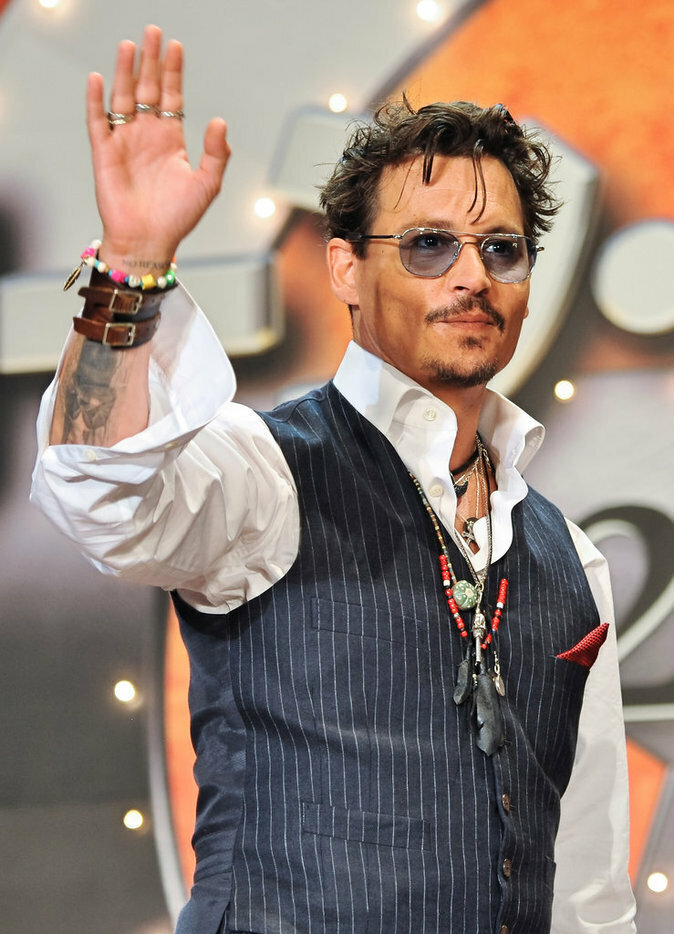 Стили сейчас. Johnny Depp стиль. Джонни Депп Style. Джонни Депп в рубашке. Джонни Депп 2020 последние.