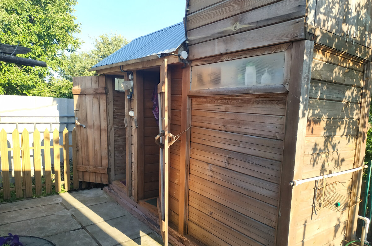 Душ -туалет на загородном участке.