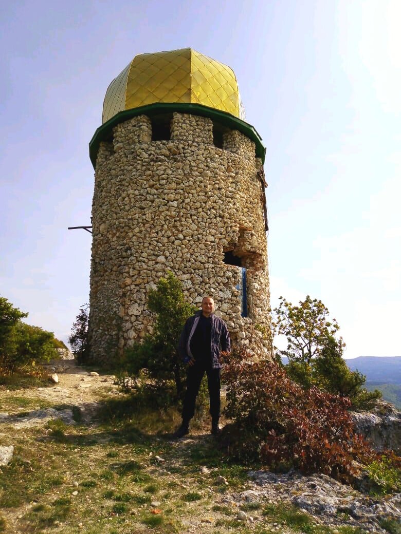 сам монастырь под скалой