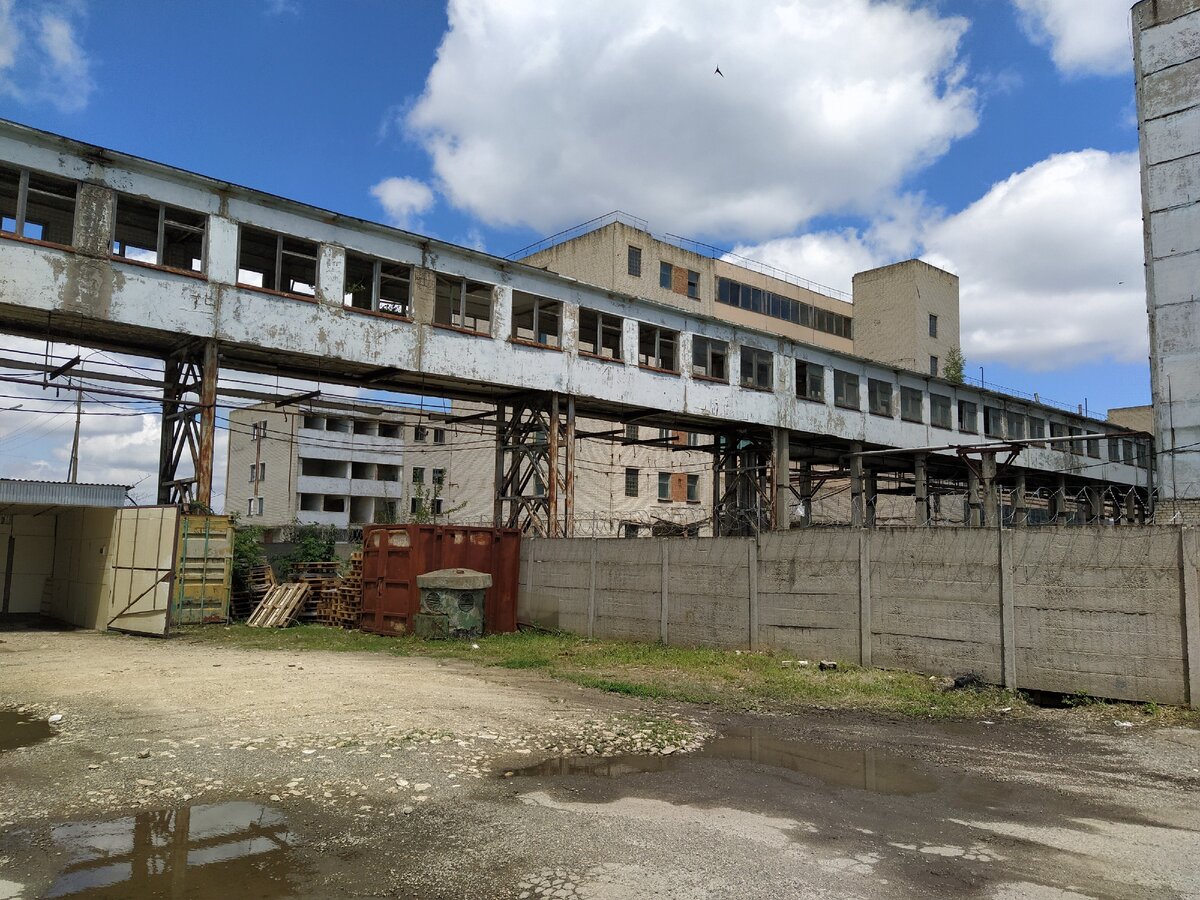 Закрывшиеся заводы. Завод Искра заброшка. Закрытие завода. Завод закрылся. Заброшенная фабрика Искра октября.