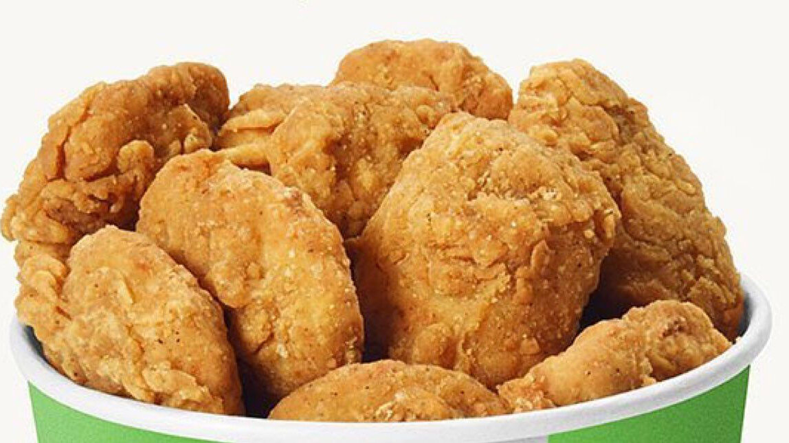 По виду отличить веганские крылышки можно быть только по зелёному цвету ведёрка.