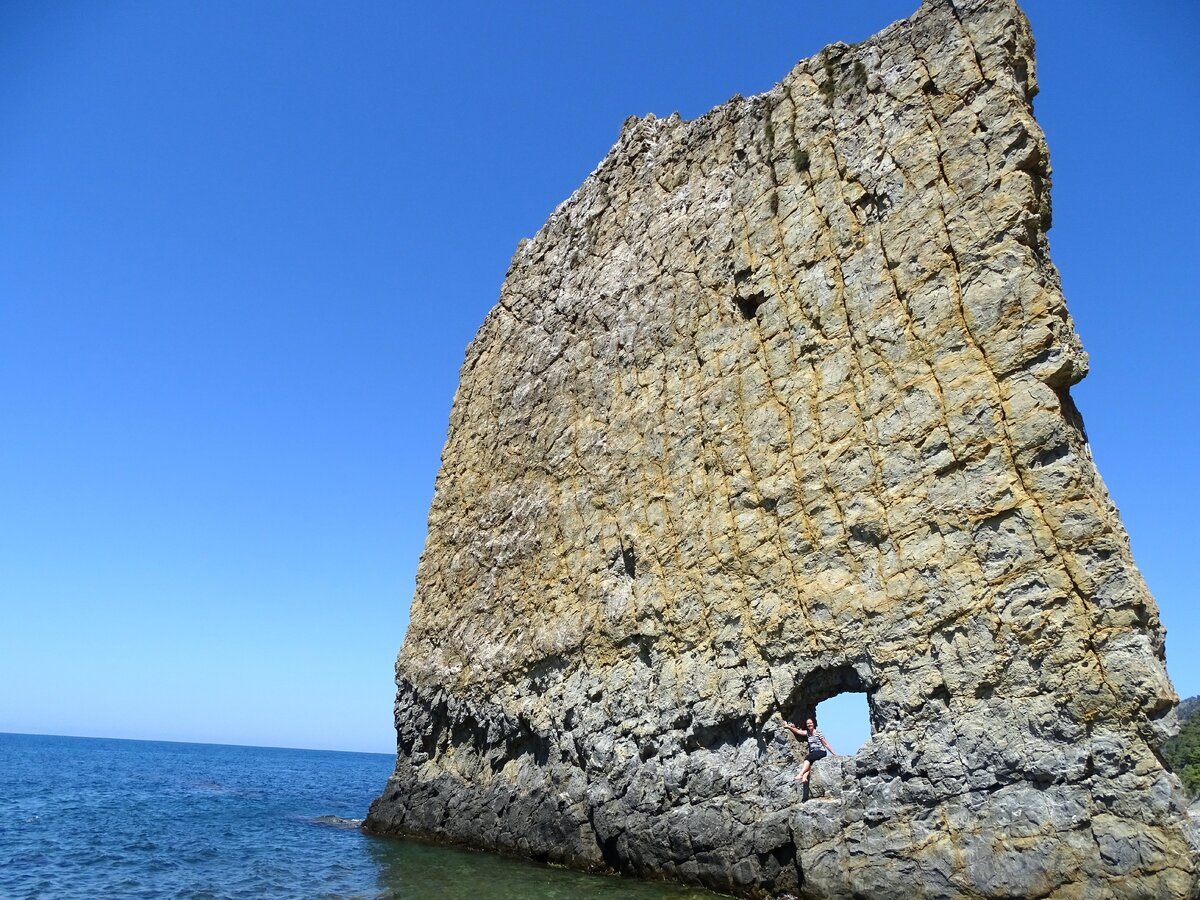 геленджик скала в море